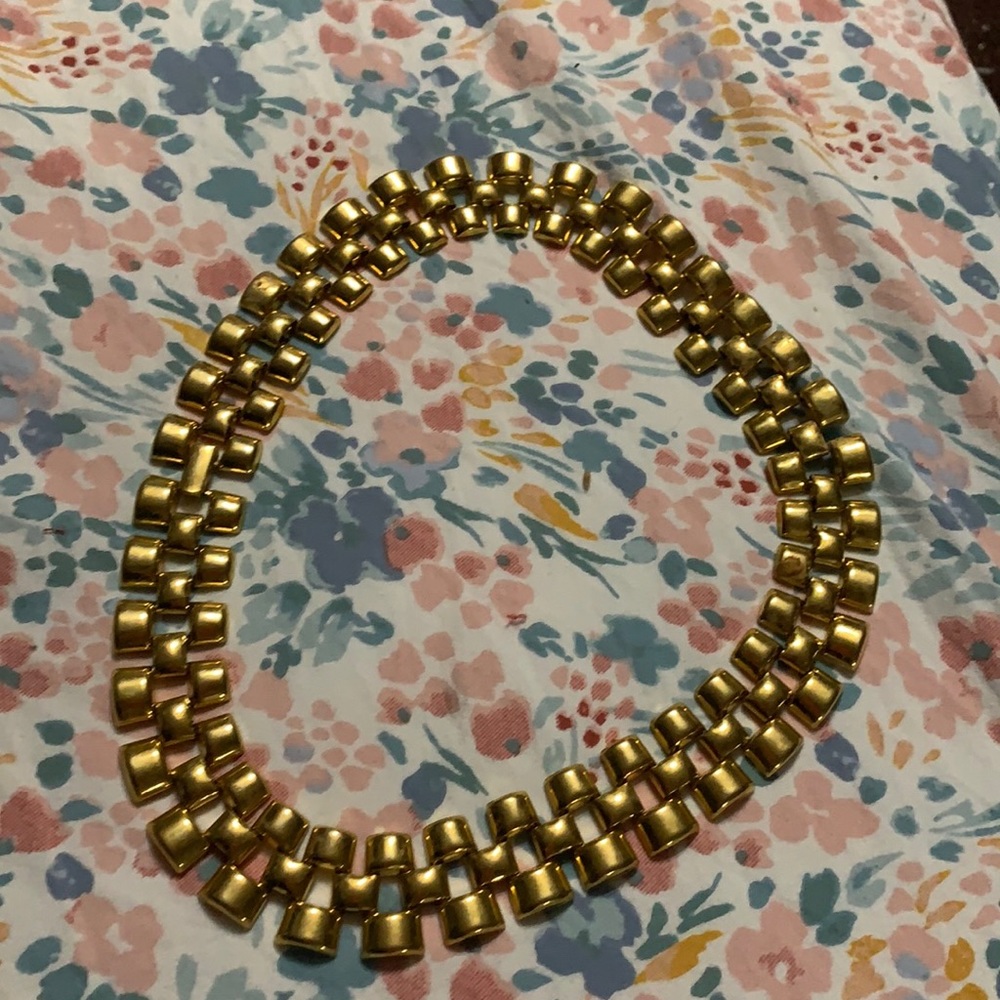 Signed AVON N.R. Gold tone Necklace